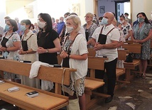 Uczestnicy Eucharystii w karmelitańskim kościele.
