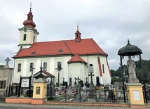 Zebrzydowicka świątynia otoczona cmentarzem.