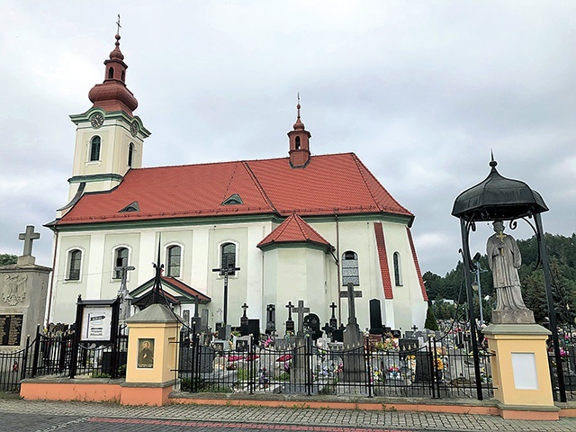 Zebrzydowicka świątynia otoczona cmentarzem.