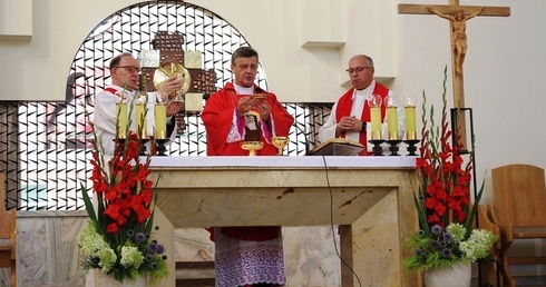 Bp Roman Pindel wraz z oświęcimskimi duszpasterzami koncelebrował Mszę św. w dnu liturgicznego wspomnienia św. Teresy Benedykty od Krzyża.