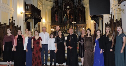 W parafii św. Wawrzyńca w odpuście uczestniczyli biskup ordynariusz i uczestnicy Mistrzowskich Warsztatów Wokalnych.
