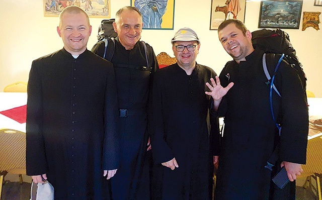 Od lewej: ks. Dawid Hamrol, bp. Włodarczyk, ks. Marcin Kościński, ks. Tomasz Wołoszynowski.