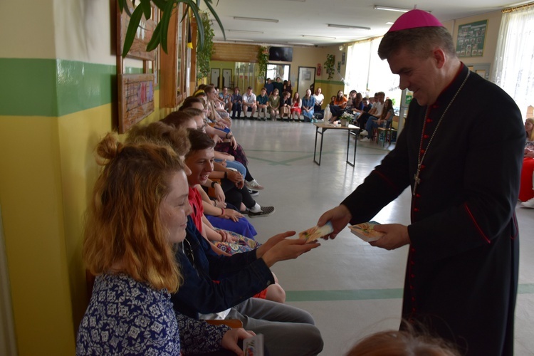 Spotkanie oazowiczów Ruchu Światło-Życie z bp. Zielińskim