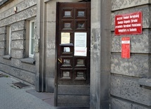 Radomska Delegatura Instytutu Pamięci Narodowej mieści się w gmachu Urzędu Miasta. Wejście od ul. Niedziałkowksiego.