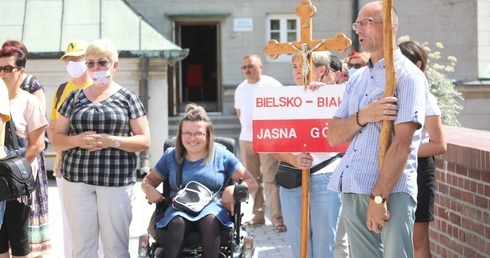 Na początku pielrzymkowej Drogi Krzyżowej na murach Jasnej Góry...