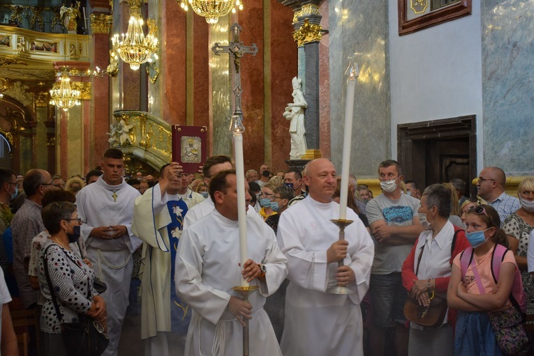 Pielgrzymi u tronu Matki 