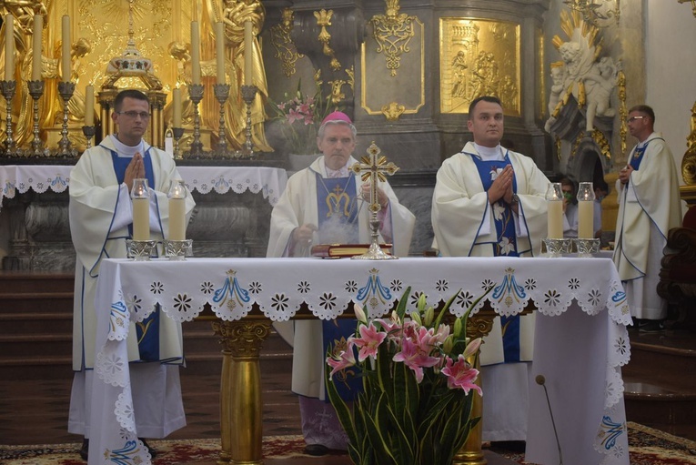 Pielgrzymi u tronu Matki 