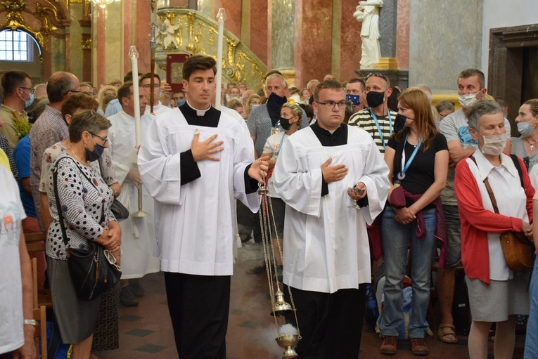 Pielgrzymi u tronu Matki 