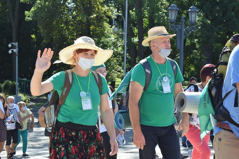 Pielgrzymi u tronu Matki 