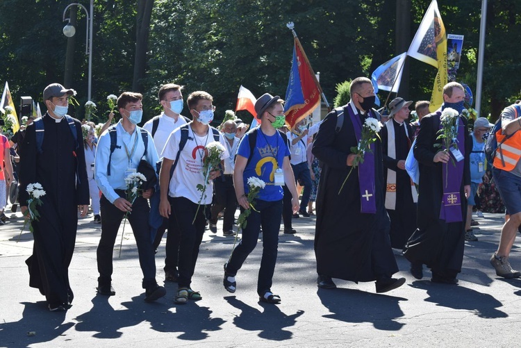 Pielgrzymi u tronu Matki 