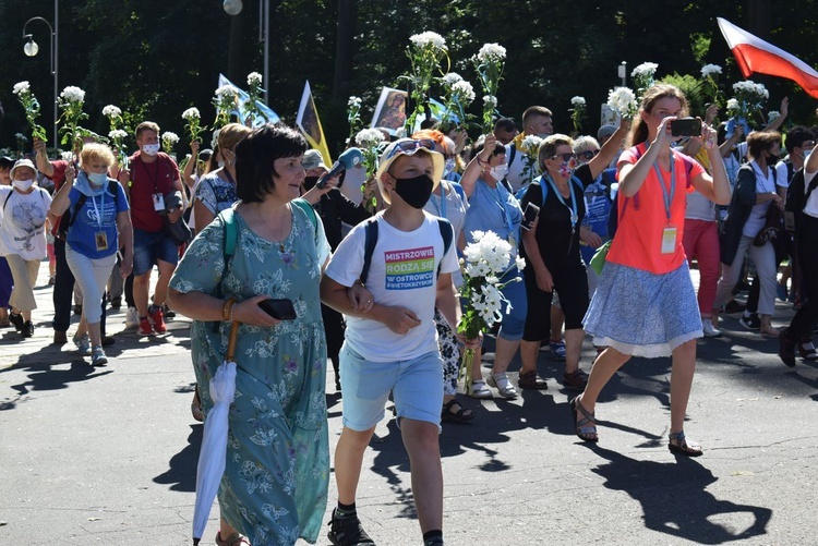 Pielgrzymi u tronu Matki 