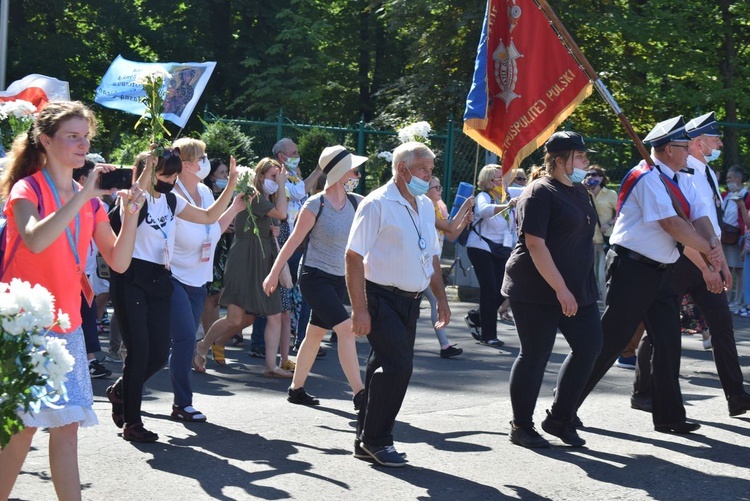 Pielgrzymi u tronu Matki 