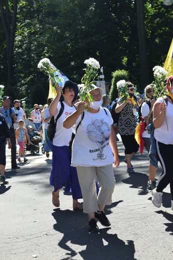 Pielgrzymi u tronu Matki 