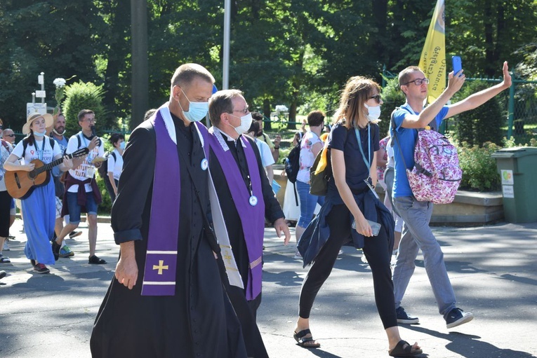 Pielgrzymi u tronu Matki 