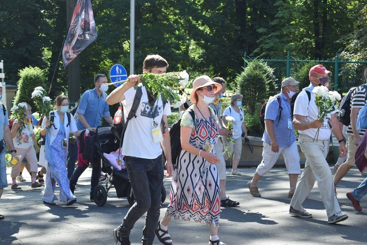 Pielgrzymi u tronu Matki 