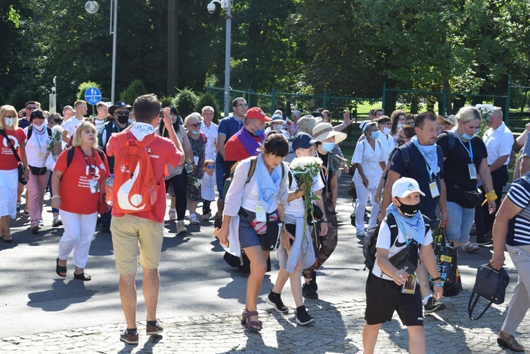 Pielgrzymi u tronu Matki 