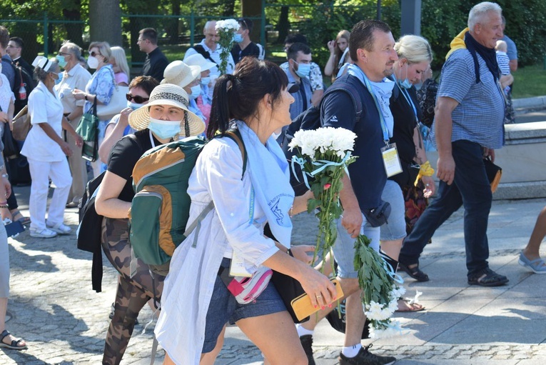 Pielgrzymi u tronu Matki 