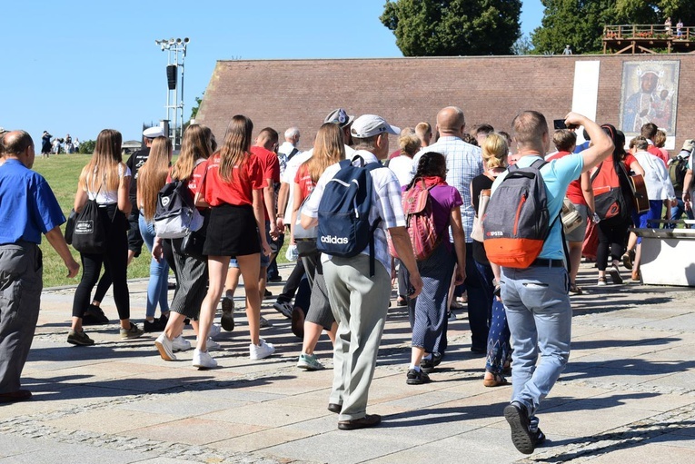 Pielgrzymi u tronu Matki 