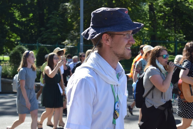 Pielgrzymi u tronu Matki 