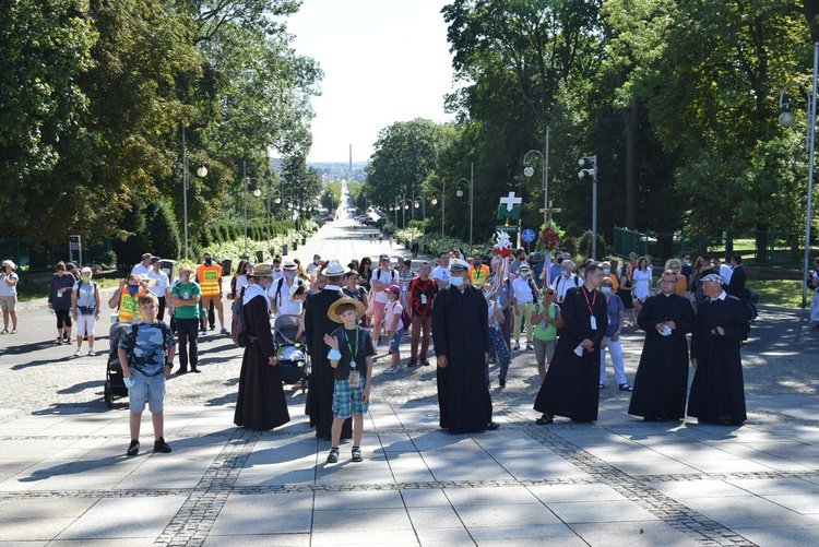 Pielgrzymi u tronu Matki 