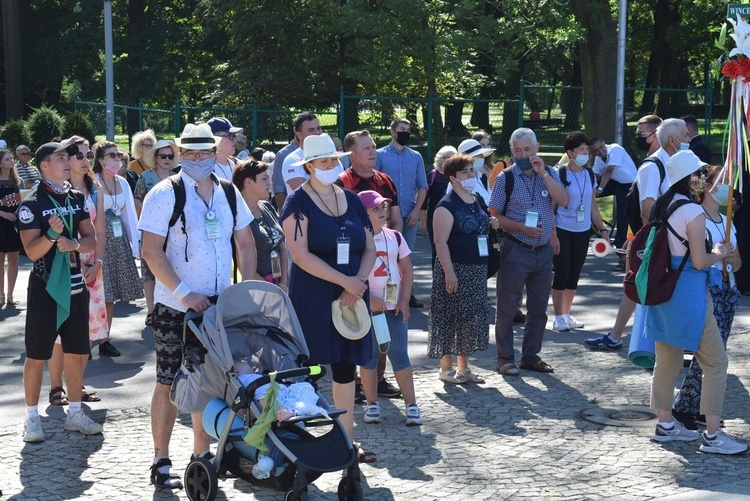 Pielgrzymi u tronu Matki 