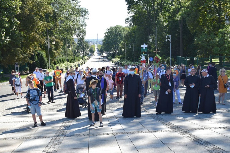 Pielgrzymi u tronu Matki 