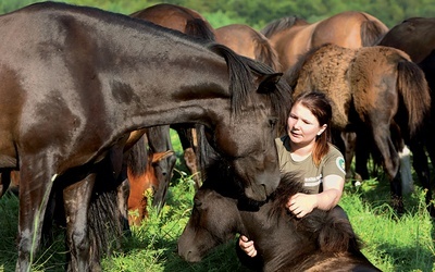 Karolina Świderska dobrze zna każdego z 73 hucułów z hodowli.