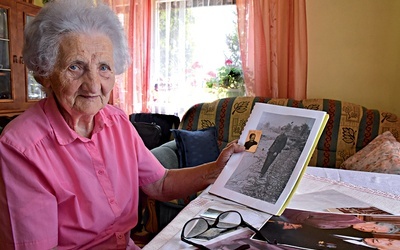 Maria Góra pokazuje zdjęcie wuja Jana Wolnika.