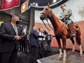 Piłsudski na Kasztance, samolot nad głową