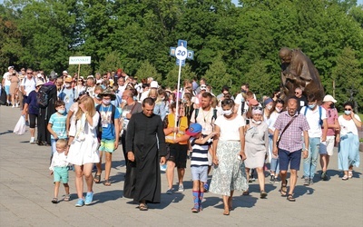 Po Mszy św. pielgrzymi udali się do kaplicy Cudownego Obrazu.