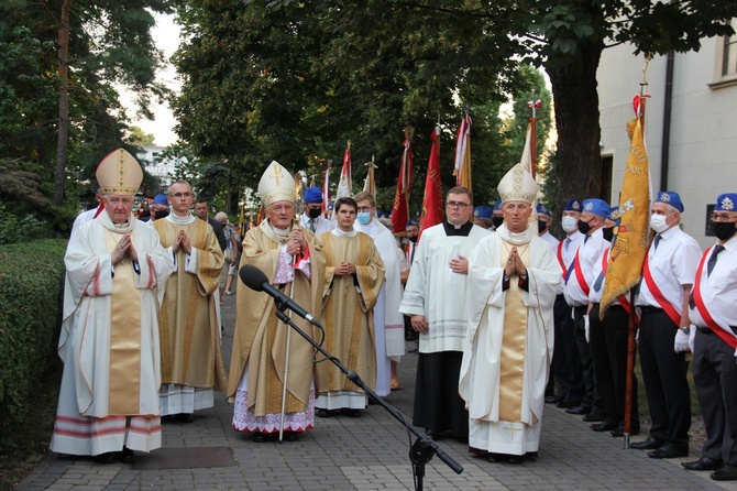 Kamionek: Odsłonięto tablicę upamiętniającą ks. Skorupkę i jego żołnierzy [GALERIA]