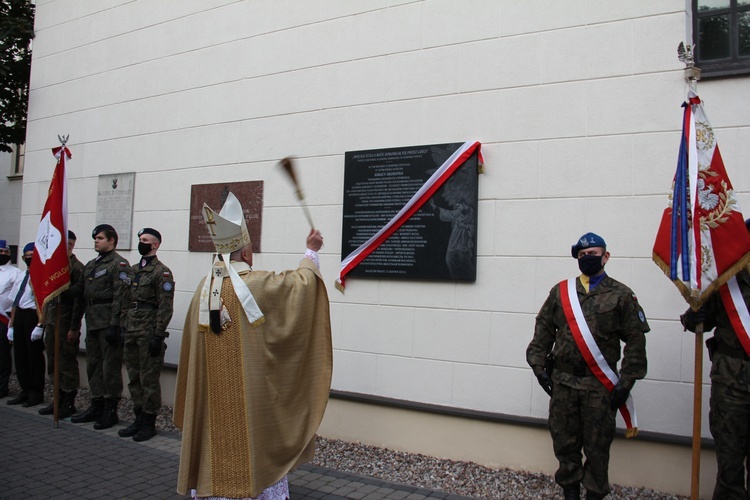 Kamionek: Odsłonięto tablicę upamiętniającą ks. Skorupkę i jego żołnierzy [GALERIA]