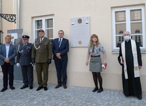 Odsłonięcie tablicy upamiętniającej harcerzy