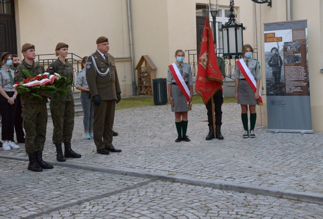 Odsłonięcie tablicy upamiętniającej harcerzy