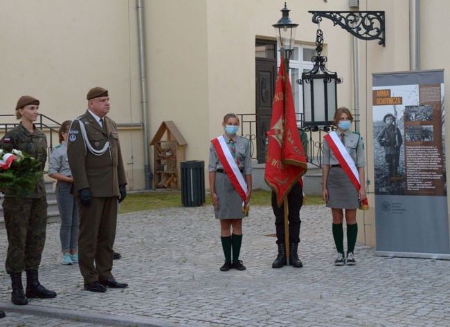 Odsłonięcie tablicy upamiętniającej harcerzy