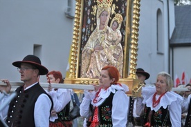 Uroczyście niesiony wizerunek MB Rychwałdzkiej.