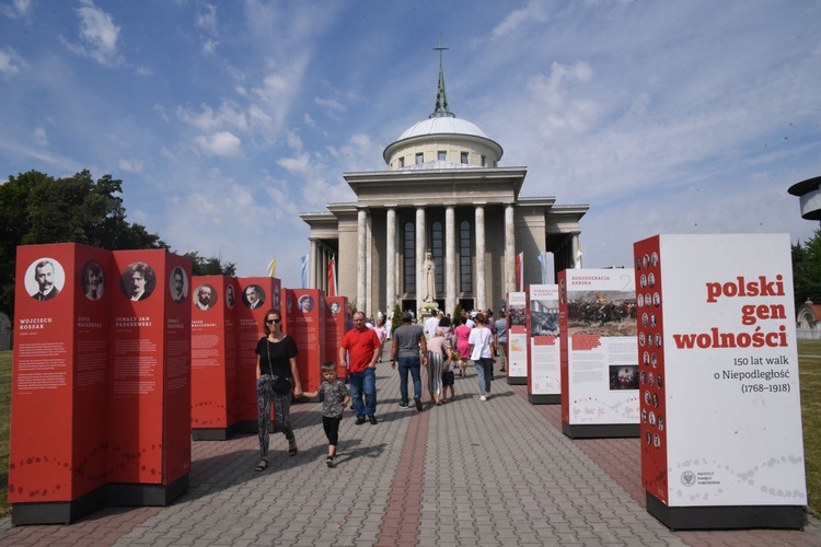 Plenerowa wystawa przed kościołem.