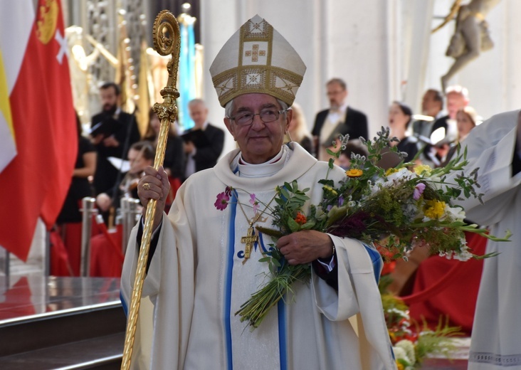 Na zakończenie Mszy św. przedstawiciele parafii podziękowali arcybiskupowi seniorowi za lata posługi dla Kościoła.