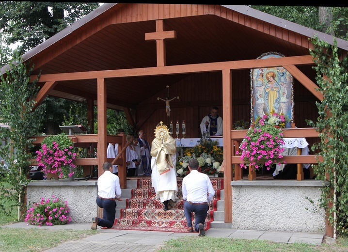 Ligota Książęca. Tajemnica Wniebowziętej, kwiaty i pielgrzymowanie inne niż zwykle