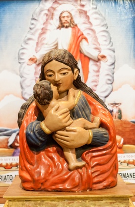 Matka Boża o indiańskich rysach twarzy.