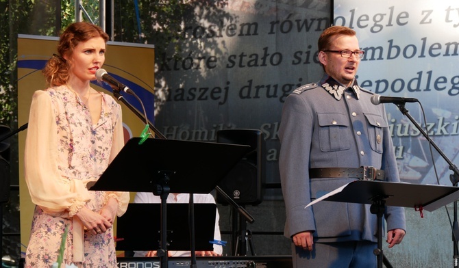 Na scenie wystąpli (od lewej): Katarzyna Bierecka (sopran) i Marcin Miloch (baryton) z towarzyszeniem instrumentalnym Cezarego i Franciszka Paciorków.