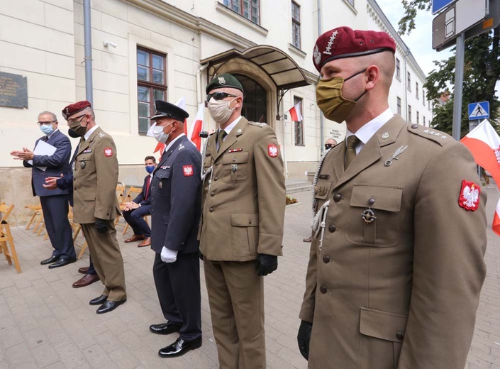 Tablica w hołdzie żołnierzom Armii Ochotniczej