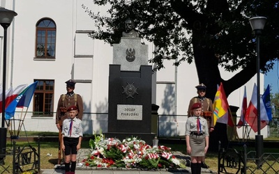 W Łowiczu przy pomniku marszałka Józefa Piłsudskiego 15 sierpnia złożono kwiaty.