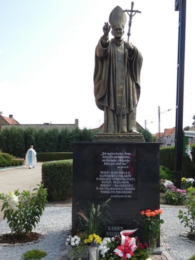 Poświęcenie pomnika św. Jana Pawła II w Szlichtyngowej