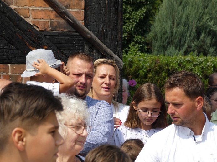 Poświęcenie pomnika św. Jana Pawła II w Szlichtyngowej