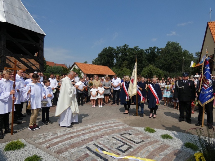 Poświęcenie pomnika św. Jana Pawła II w Szlichtyngowej