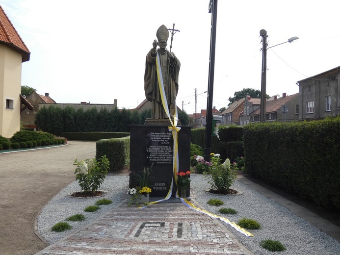 Poświęcenie pomnika św. Jana Pawła II w Szlichtyngowej