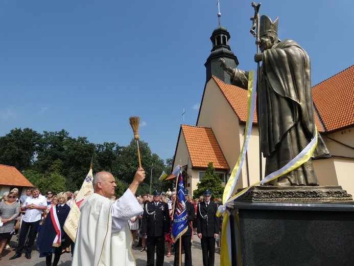 Poświęcenie pomnika św. Jana Pawła II w Szlichtyngowej