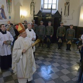 Tablicę po Mszy św. poświęcili bp Piotr Turzyński (z lewej) i bp Henryk Tomasik.