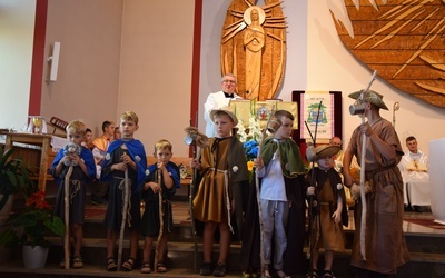 Od kilku lat dzieci w dniu odpustu przebieraja się za św. Rocha.